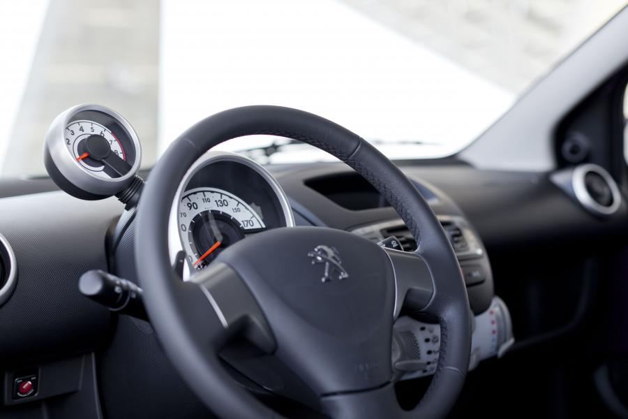  Peugeot 107 5-Door 2012 года  (фото 13 из 40)